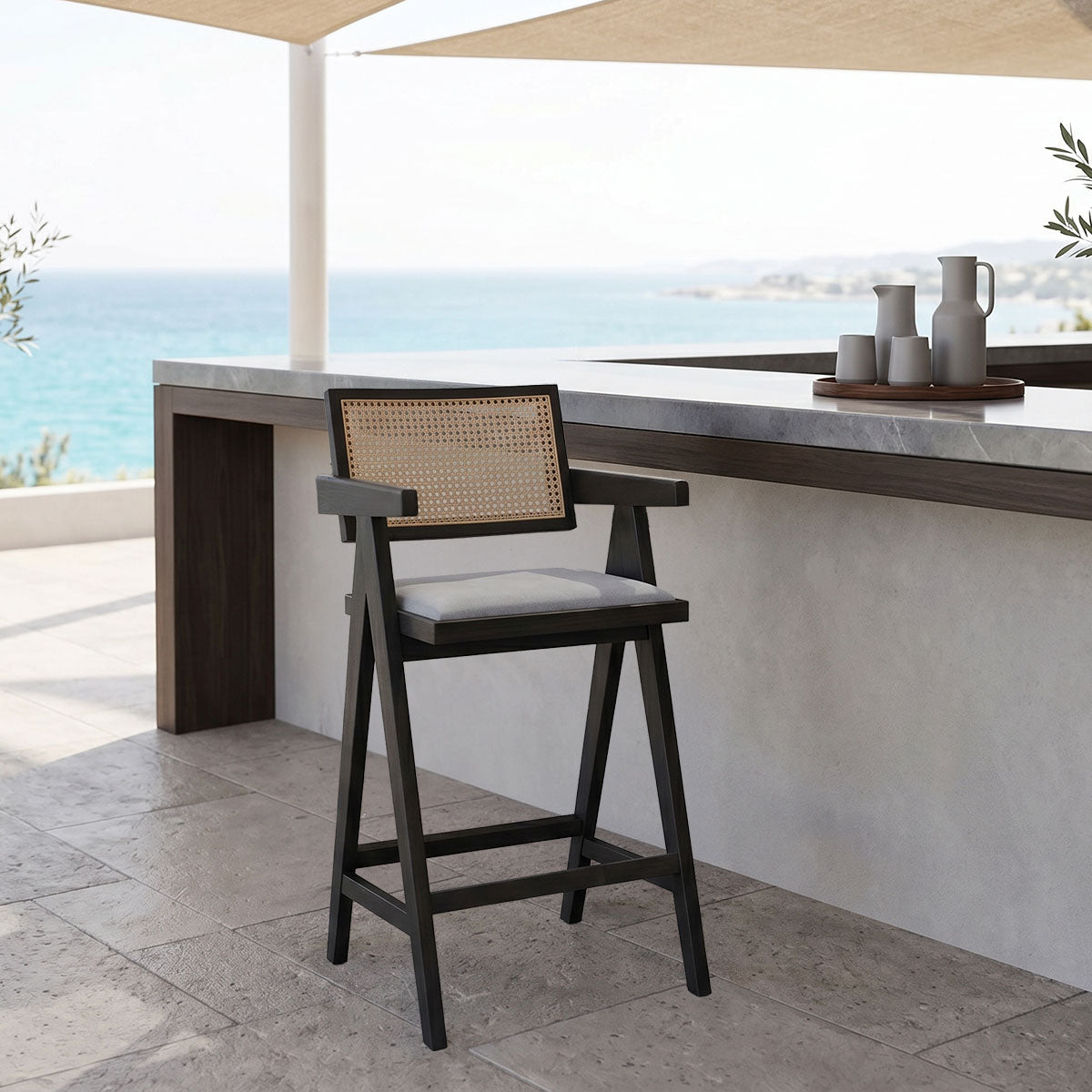 Σκαμπό bar Winslow pakoworld ξύλο rubberwood μαύρο-pvc rattan φυσικό-ύφασμα γκρι